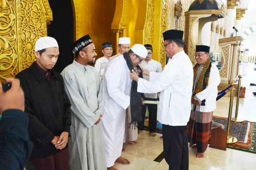 Foto Pengukuhan 3 Imam Tetap dan 2  Muadzin Tetap Masjid Raya Mujahidin