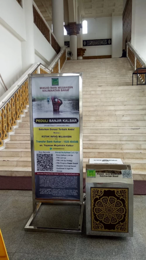 Foto Masjid Raya Mujahidin Kalbar Salurkan Donasi Peduli Banjir Kalbar November 2021